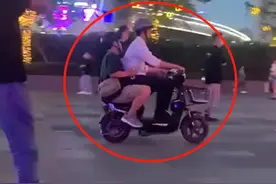 黄渤吴磊骑电动车现身街头！车子太小挤得慌，戴安全帽打扮接地气图片
