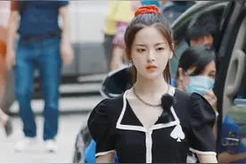 《中餐厅4》杨超越买菜，穿短裙只图自己美，哪知搬东西遇到尴尬图片