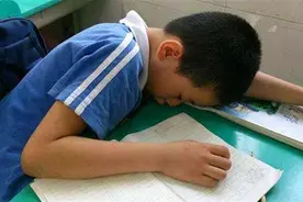 孩子上课时睡觉，班主任把照片发家长群批评，爸爸的回应不卑不亢图片