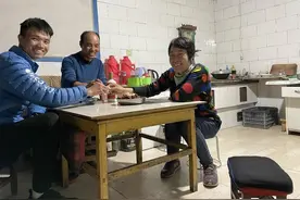 报恩之旅！白银马拉松越野赛获救的河南选手奔赴甘肃，帮救命恩人“牧羊人”直播卖苹果图片