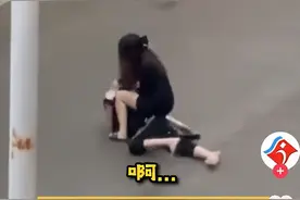 因女友称想念前男友，现男友气到当街打女友反被按在地上摩擦！网友：伤害不大，侮辱性极强图片