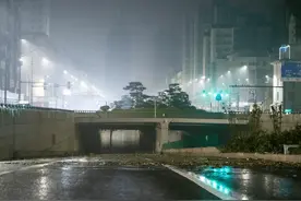 郑州京广路隧道幸存者：蹲车顶抓住雨刮器，5分钟隧道灌满水图片