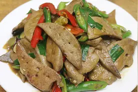 家常小炒土匪猪肝，鲜嫩不腥，香辣爽口，下酒又下饭的好菜图片