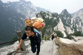 华山：独臂挑夫，用血汗养活一家老小，儿子看到后，返校奋发学习图片