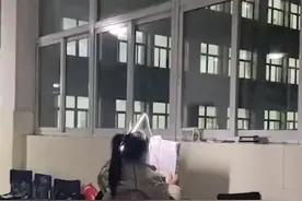 挑灯夜读！河北一考研女生头插灯管坐走廊学习，网友：一定要考上图片