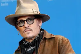 约翰尼·德普麂皮夹克叠穿格纹衬衣，印花方巾痞帅朋克图片