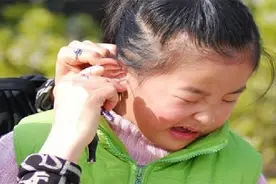 该不该给宝宝掏耳屎？家长别弄错，否则会害了孩子图片