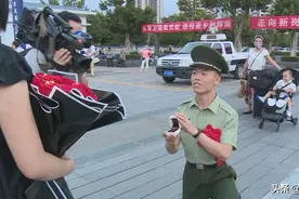 这个小伙退伍当着全德阳的面，向姑娘求婚了！图片