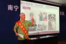 南宁一交警退休19年后仍然坚持“上班”：“我的信念不会褪色！”图片