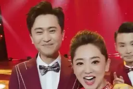 主持人春妮登央视主持，站C位却不见刚强？杨帆紧搂女同事显亲密图片