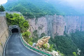 河南辉县有一条挂壁公路，是太行山八大挂壁公路之一，充满了惊险图片