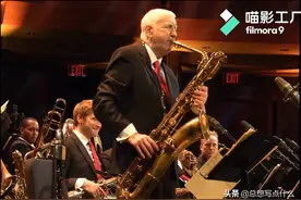 传统爵士大乐队演奏上低音萨克斯，摇摆乐听起来总是那么舒适图片