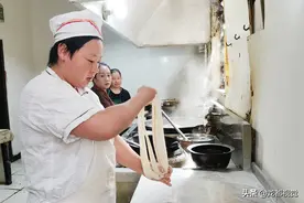 陕北大姐县城卖扯面一天数百碗，很多人是看名字去吃图片