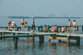 武汉人的夏天真不一般：凌波门“跳东湖”，还比杭州西湖大6倍图片