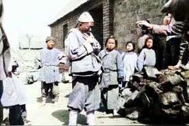 1902年的威海刘公岛，东村街道破烂不堪，老人在村头表演口技图片