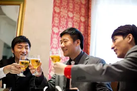 喝酒脸红，是好事吗？先把酒杯放一放吧，你的血管可能更脆弱图片
