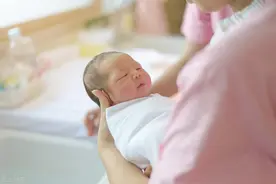 新生儿多长时间洗一次澡，如何帮新生儿洗澡，新手爸妈收藏图片