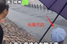 女子不顾众人大喊“快上来”，近距离欣赏钱塘江大潮，结果被卷走图片