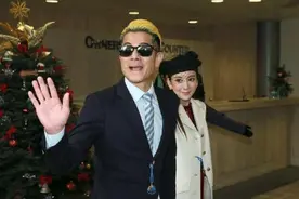 郭富城与小22岁娇妻出游，西装搭配亮眼，时尚的霸道总裁风图片