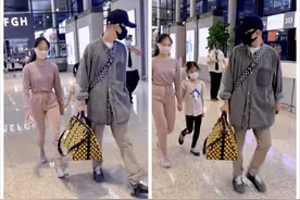 文章带两个女儿现身机场，爸爸身形消瘦，双腿和长女的一样细图片