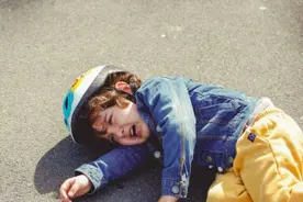 孩子摔倒了家长怎么做？从不同国家妈妈的反应看教育上的差异图片