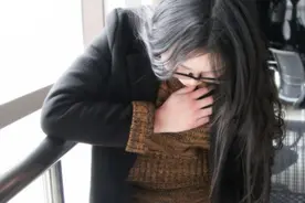 女性胸部按压疼痛，有肿块，是怎么回事？图片