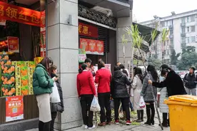 广东大妈利用“一台冰箱”卖水果，一个月收款800万，可以学学图片