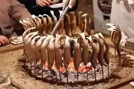 老师傅街边卖“烧烤”，小鱼插着竹签围一圈，好吃还好玩图片
