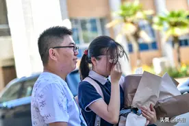 高考前的离别！高三老师穿写满学生签名体恤 含泪和学生告别图片