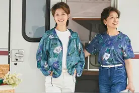 五六十岁的女人，秋天少穿运动鞋+修身裤！平底鞋+小脚裤才时髦图片