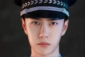 王一博警服造型 缉毒警察陈宇已就位 眼神早已正义凛然 期待gkd图片