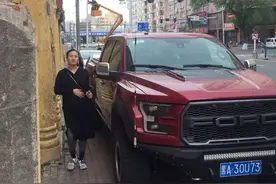 哈尔滨三辆私家车停人行道上   路人只能在缝隙中穿行图片