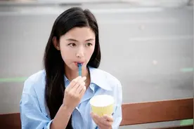 “儿媳生女儿不能上桌吃饭，这是家规”“你先带着小姑子滚下桌”图片