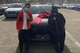 PG One买车遇员工偷拍 玩梗李小璐图片