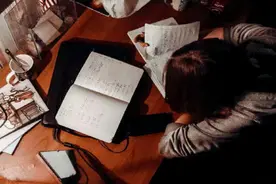 “曾经班里的差生，转眼却成了自己孩子的老师”，家长表示无奈图片