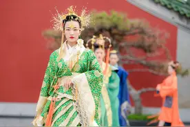 非遗助力汉服文化复兴——“非遗匠心 光耀东方”汉服创意大秀亮相北京时装周图片