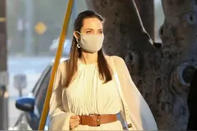 女神也邋遢？安吉丽娜朱莉爱穿凉拖，但露出脚底竟黑的像"碳"图片