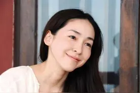 女人买护肤品有讲究：4种护肤品作用不大，少用一点皮肤更好图片