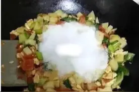 盘点那些做菜翻车的搞笑瞬间   第五张像极了疫情结束后的你图片