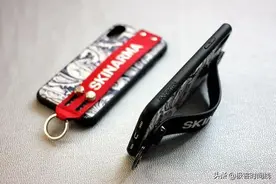 潮牌苹果XS手机壳衬托，做个当代时尚潮男图片