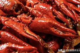 小龙虾真的是在臭水沟里长大的吗？听说体内重金属超标，吃多了会中毒？图片