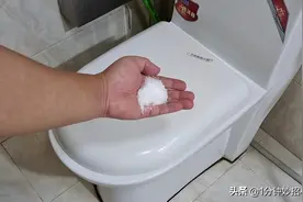 厕所撒上一把食盐，真是太实用了，一年省下几百块，学会试一试图片