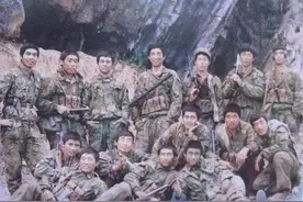 解放军侦察兵触雷负伤，为了带回战友，抓到的越军俘虏不要了图片