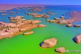 航拍青海海西州乌素特水上雅丹，镶嵌在柴达木盆地中的一块的碧玉图片