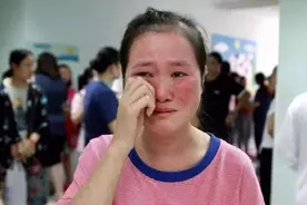 “穿的像个妓女！”13岁女儿穿衣被爸爸“羞辱”，一生都无法释怀图片
