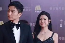 陈妍希陈晓夫妇走红毯，穿吊带连衣裙显瘦优雅，看着老公太有爱图片
