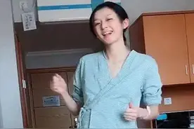 “最苗条”产妇走红，待产室跳舞催生，网友质疑：确定是要生了？图片