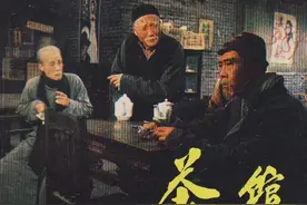 豆瓣9.5分！老舍先生的不朽名作《茶馆》：从小茶馆看时代变迁图片
