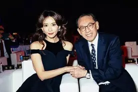 英皇大佬杨受成：承认好色曾被老婆捉奸，梁洛施、容祖儿均受过宠图片