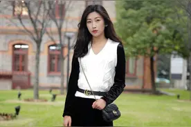 同学聚会不怯场穿搭，脱下棉服照样光彩照人，前男友看了都会后悔图片